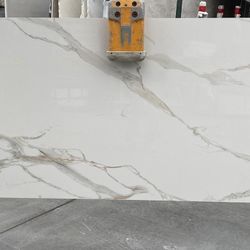 Large porcelain slab – Calacatta style, white with gray and beige veining. 📏 Size: 41” x 127”