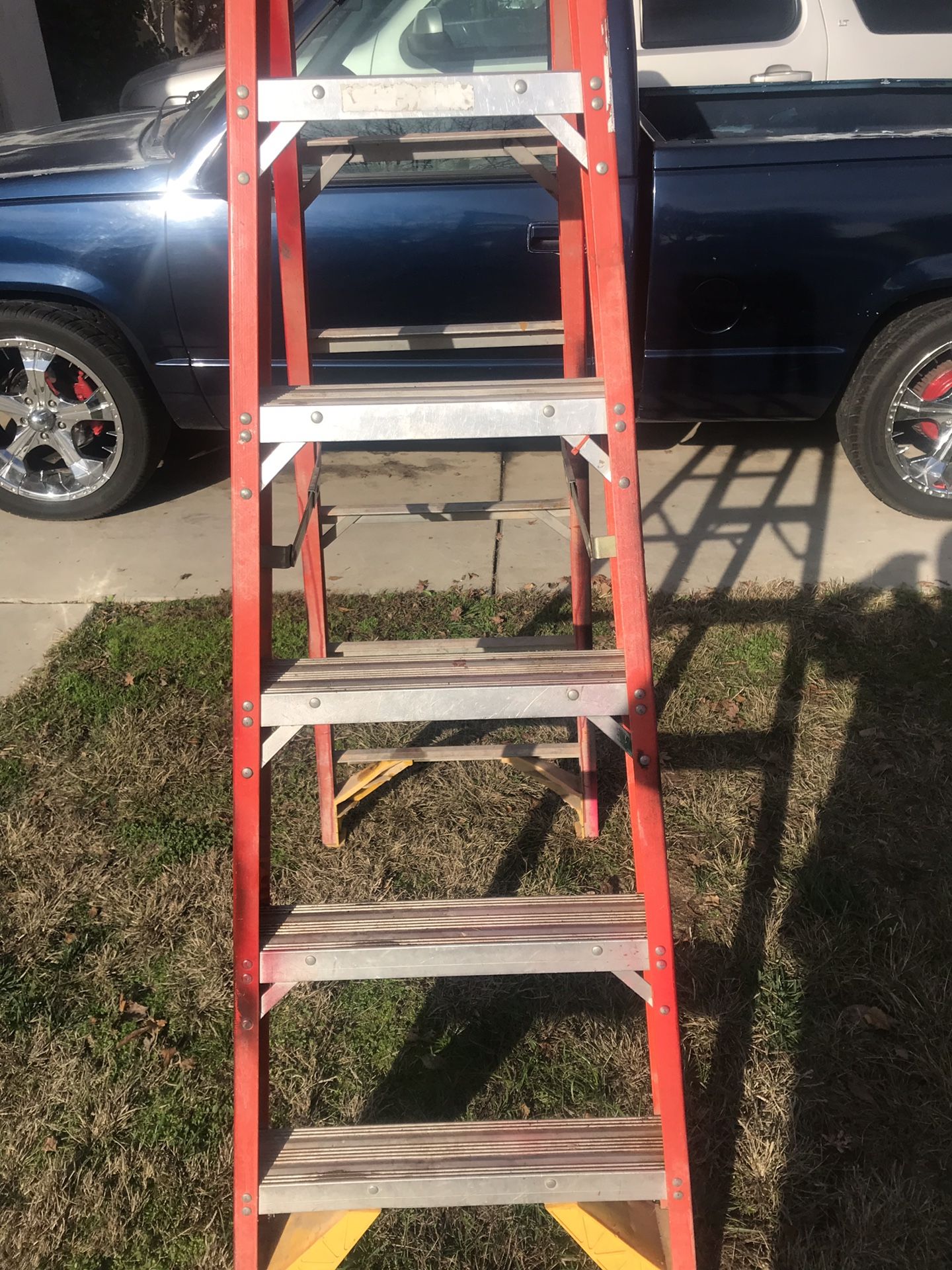Another 6’ft ladder for sell. Asking 60.00 dollars for it