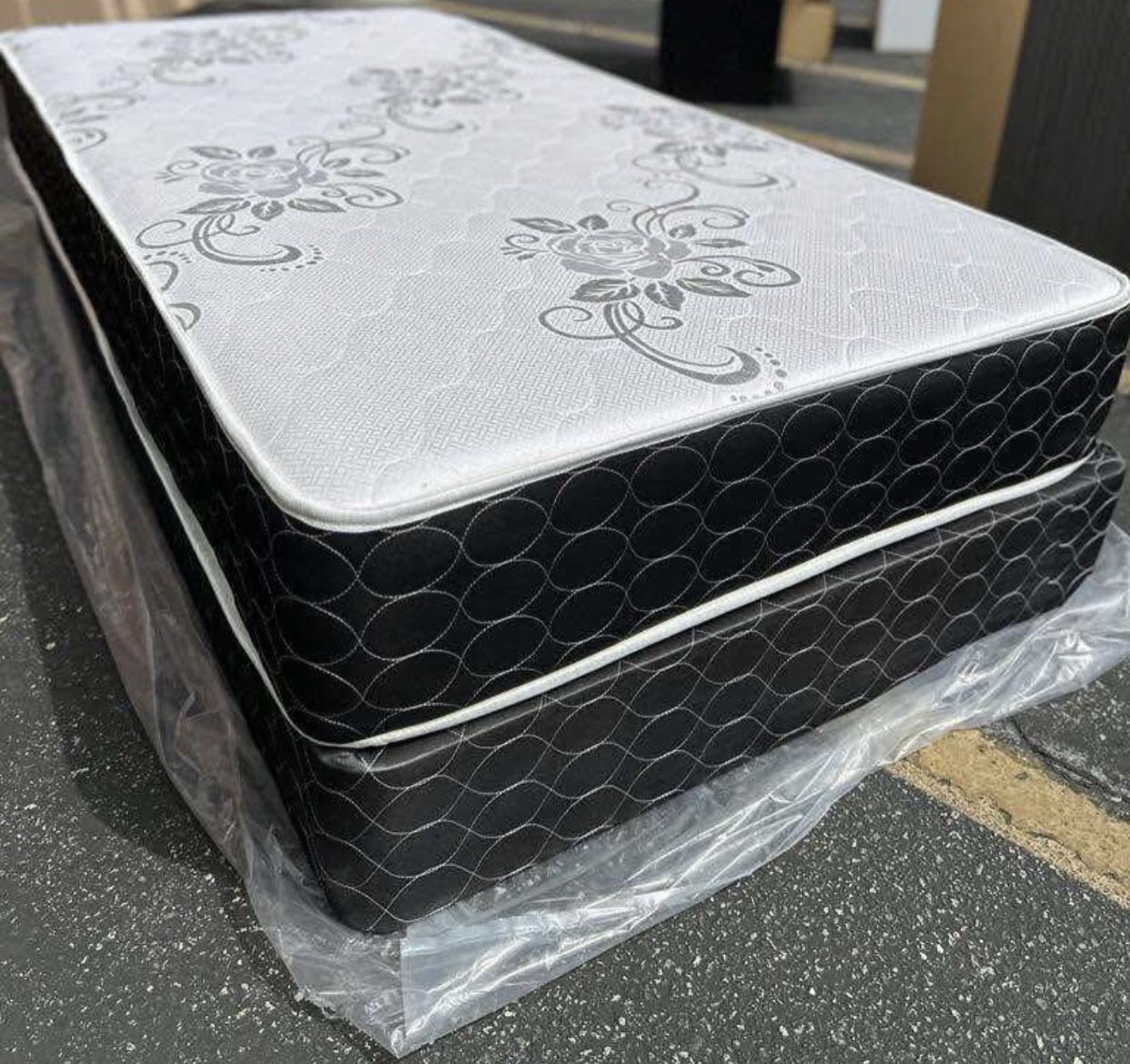 Set Twin Size Deluxe Mattress And Box Spring