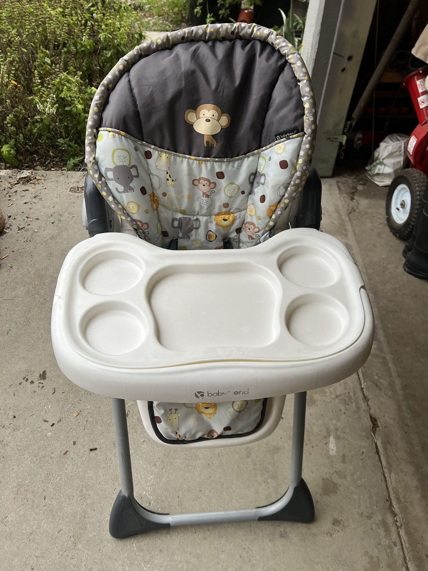 High Chair (Almost Like New)