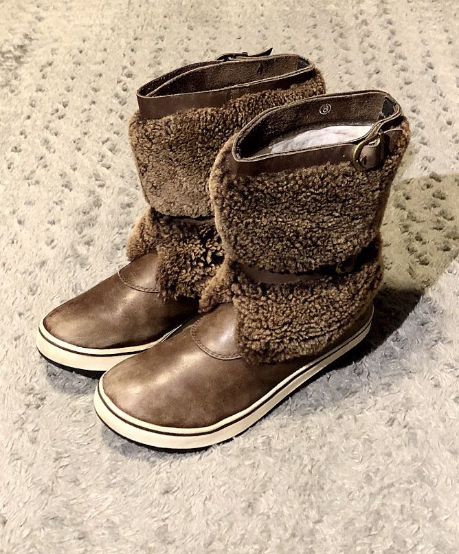 Women’s UGG Lilyan Boots paid $320 Size 8 Leather & sheepskin belted boots. With a fresh coat of brown polish they will look new! The inside and outs