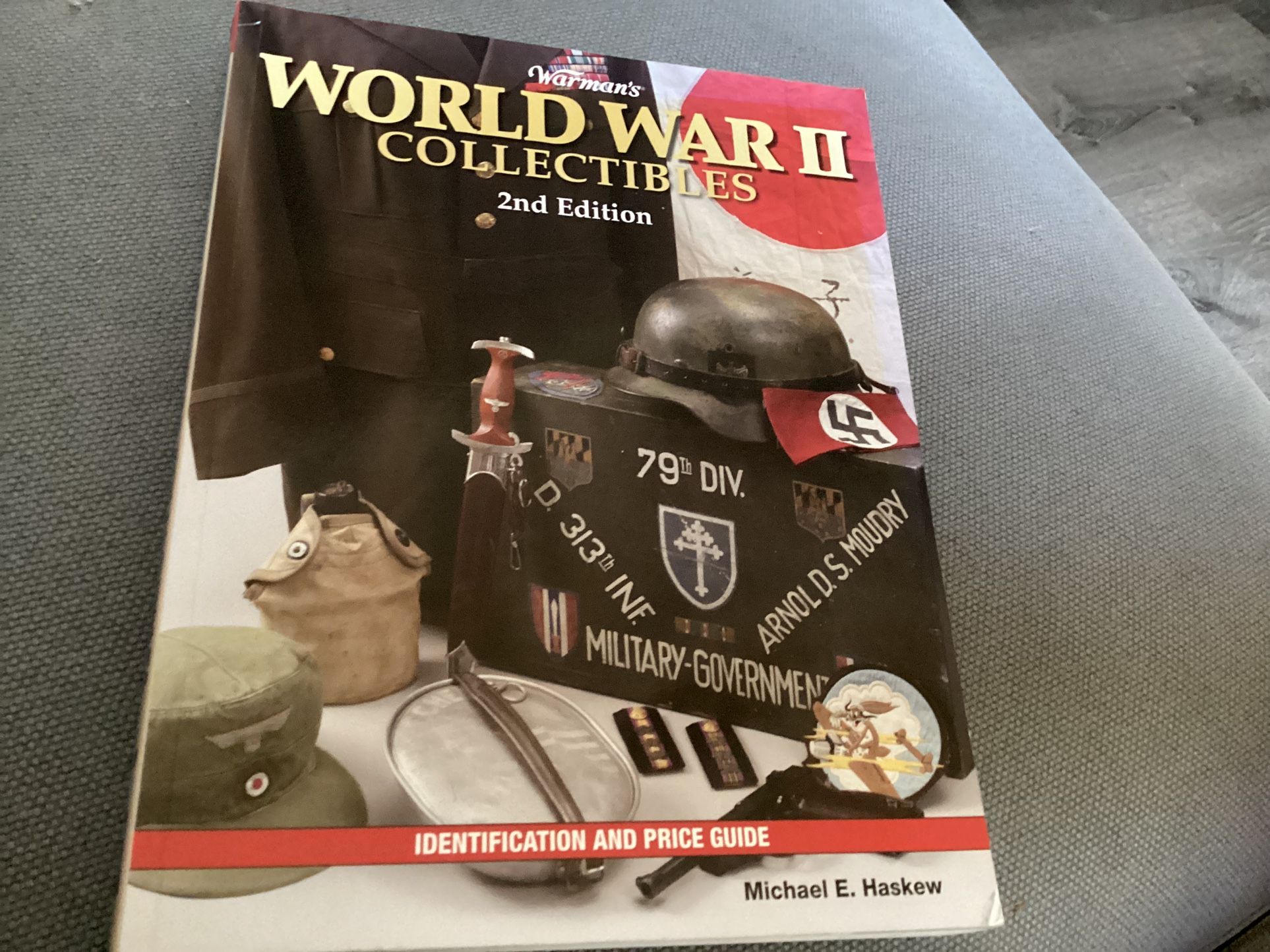 Warman's World War II Collectibles 2010 mint book $5