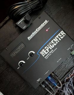 Epicenter audiocontrol digital bass restoration muchos disponibles en blanco y negro. $110 firm
