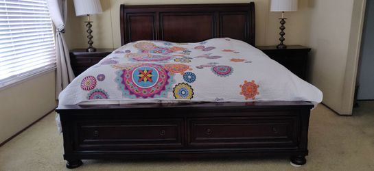 Like New King Bed Frame W 2 Night Stands 