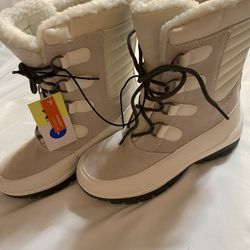 New.  Women Snow Boots 