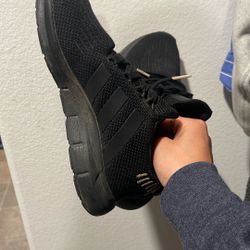 Women’s Size 8 ADIDAS ALL BLACK 