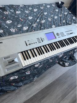 Korg “Triton Pro” (keyboard)