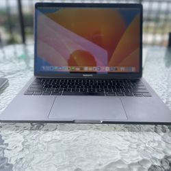 2019 MacBook Pro 13” i7 16GB Ram 