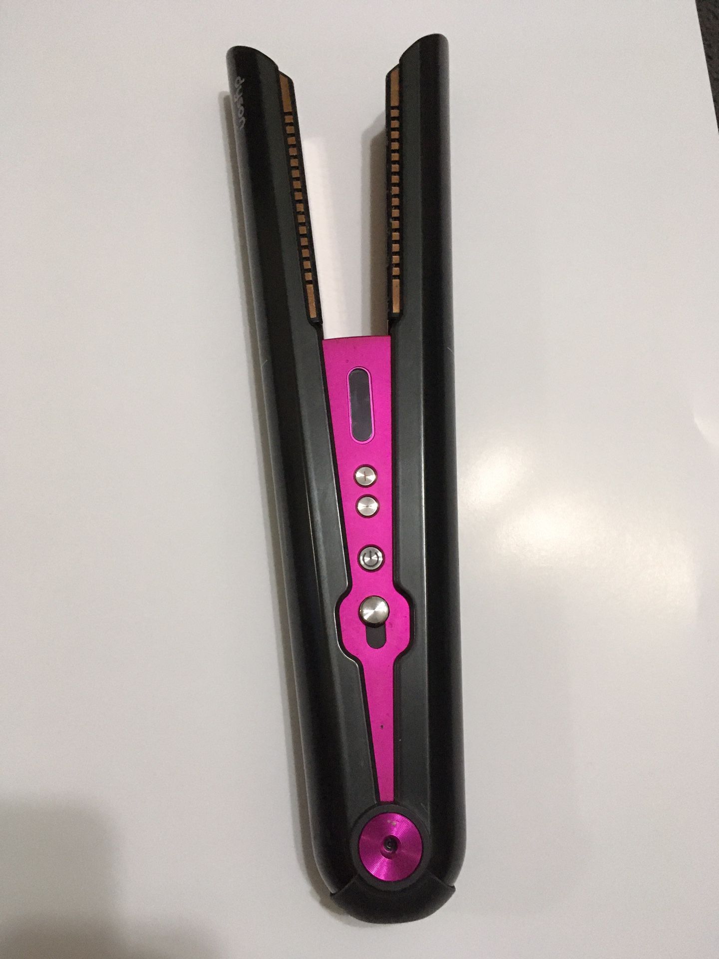 Dyson Corrale Hair Straightener - HS03 Fuschia/Black   It blinks white light when power button is pressed and nothing happens after that . Does not tu