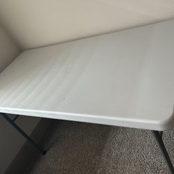 4ft foldable table - like brand new