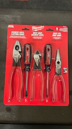 Milwaukee Linesman Plier w/Dipped Grip, 8 in. Long Nose Plier w/Dipped Grip, 7 in. Diagonal Plier w/Dipped Grip, & Screwdriver Set