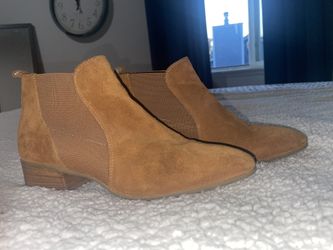 Aquatalia Designer Shoes- Size 6
