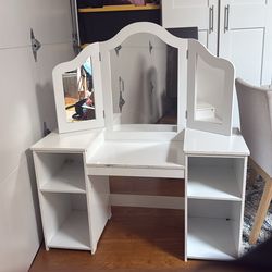 Adorable vanity for girls up to 10