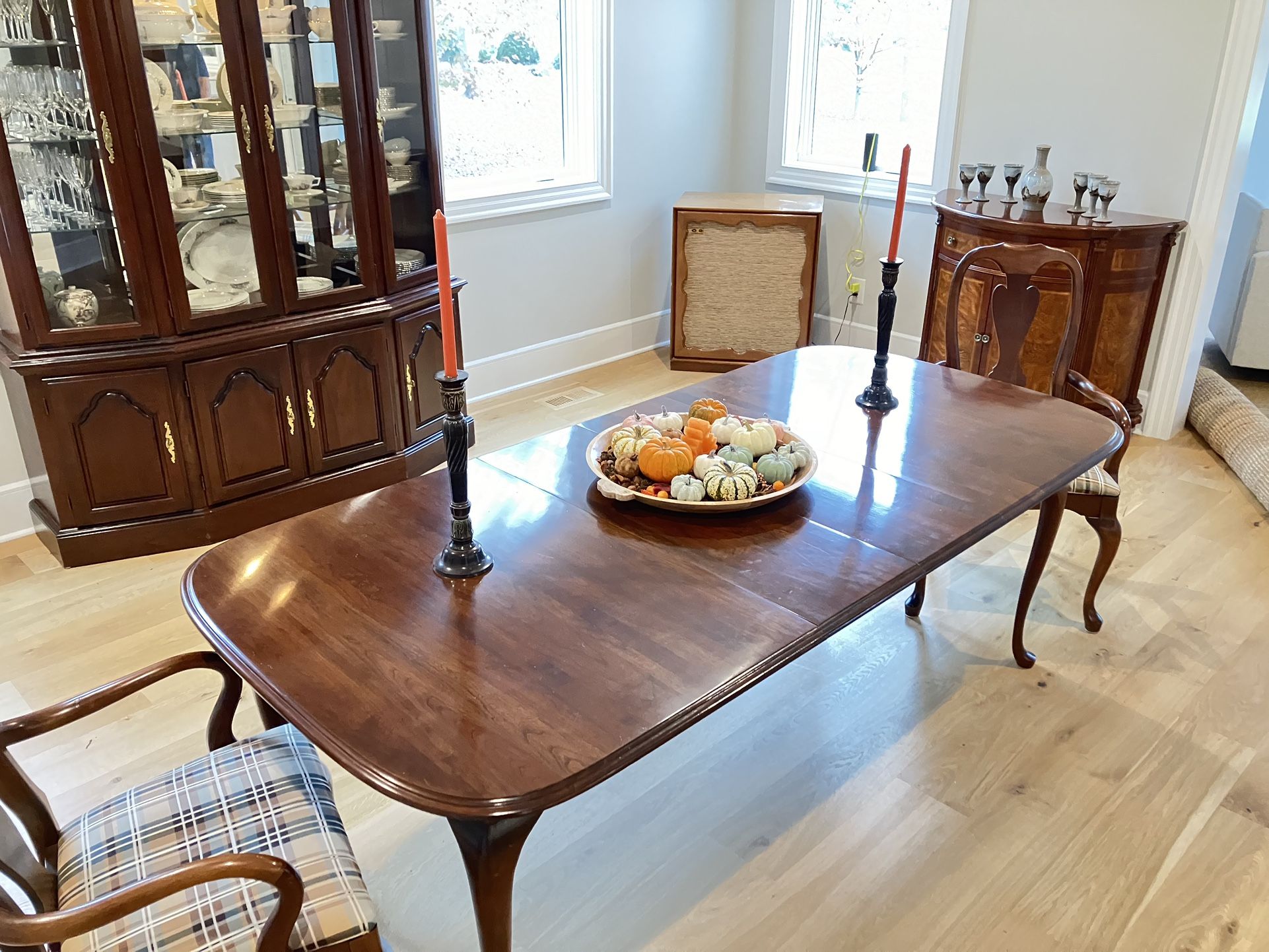 Solid Cherry Classic Dining Table/Chairs/China Hutch