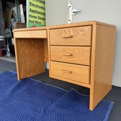 Vintage Oak Mid Century Modern Desk with 4 Drawers Very Good Condition 