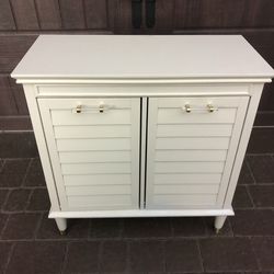 LAUNDRY HAMPER/CABINET