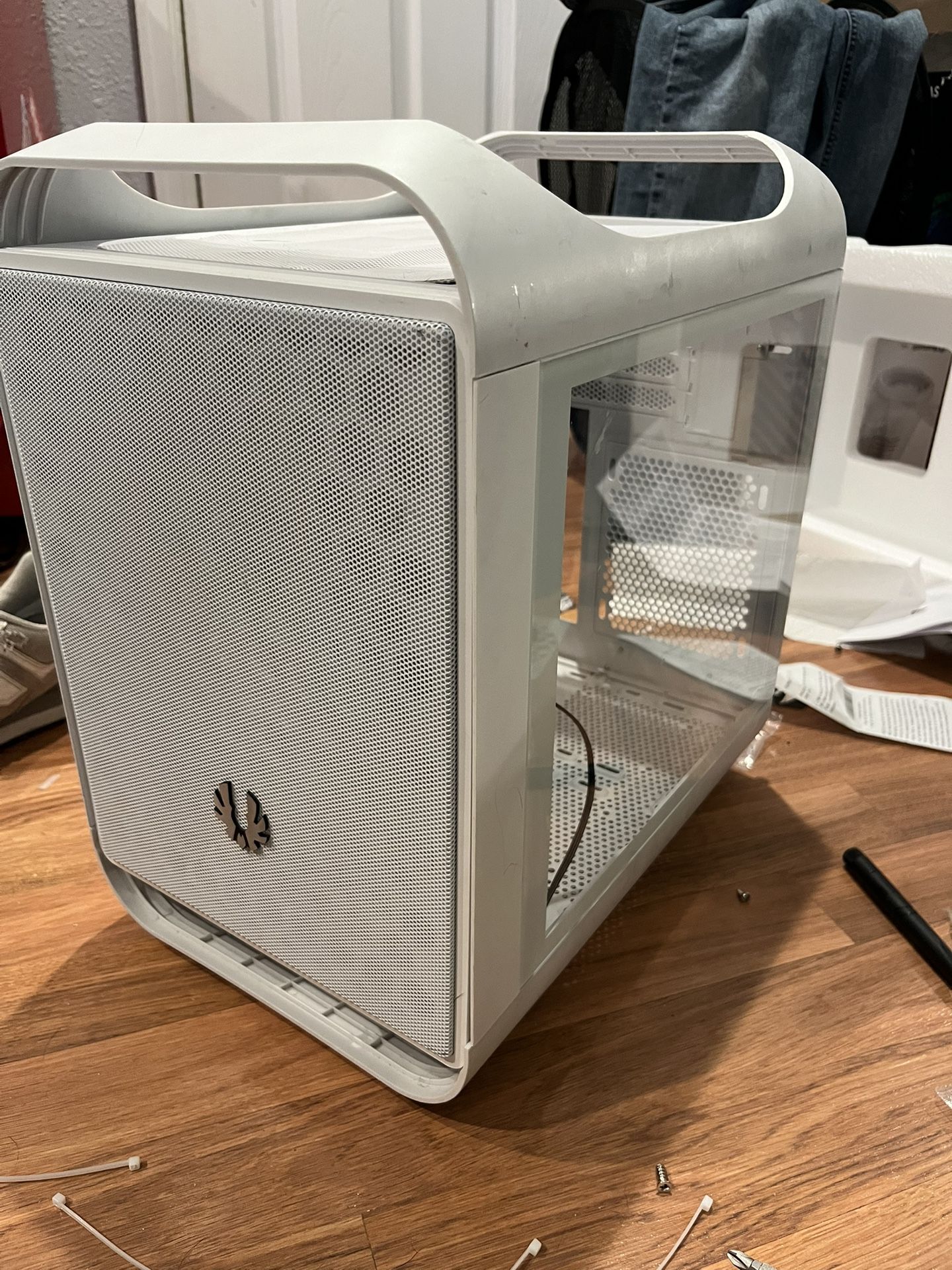 White BitFenix M-2022 PC Case W vertical mounting bracket + ARGB Strip