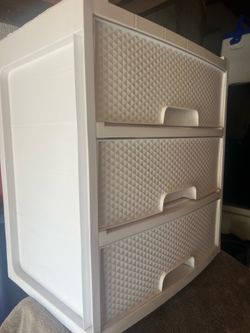 Dresser 3 drawer ( LIKE NEW)