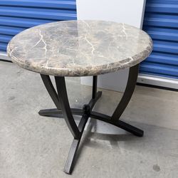 Se vende mesa pequeña redonda para sala o habitación usada en buenas condiciones por $35