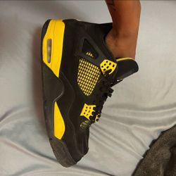 Jordan 4 thunders