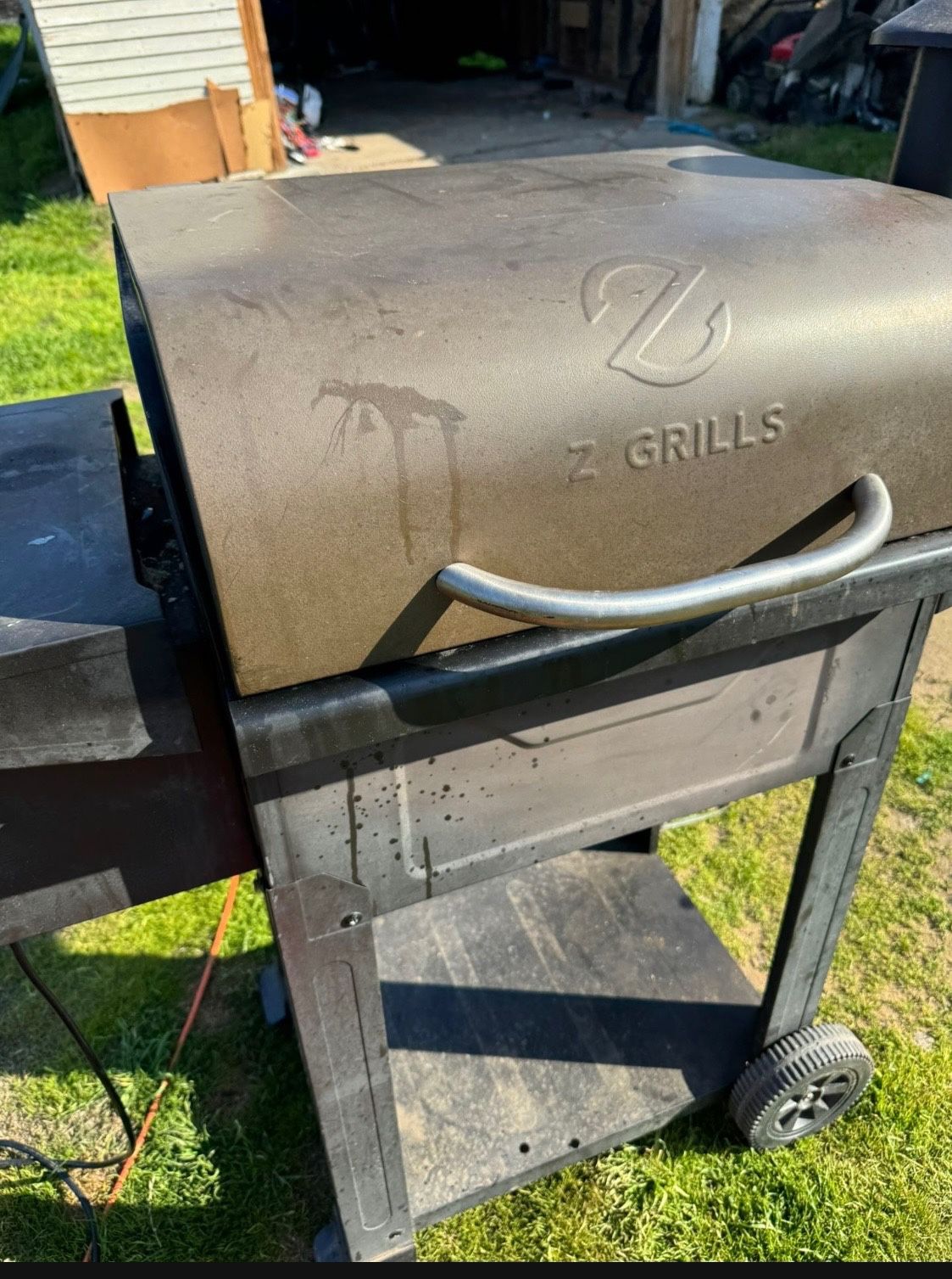 Grill and smoker Uses pellets
