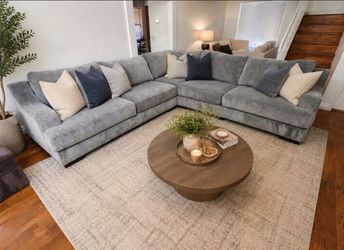 Beautiful Oversized Ashley Furniture Sectional – Like New! ✨