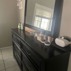 Queen Size Bed / Black / Mirror,dresser   