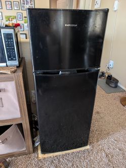 Bangson Black Top-Freezer Refrigerator