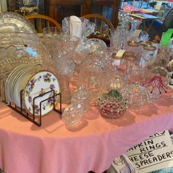 Table of crystal items and glasses. Various prices. Inquiry of interested.