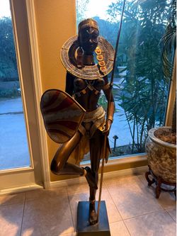Casa Padrino Vintage bronze sculpture of a Maasai Warrior adorned with multicolored jewelry.