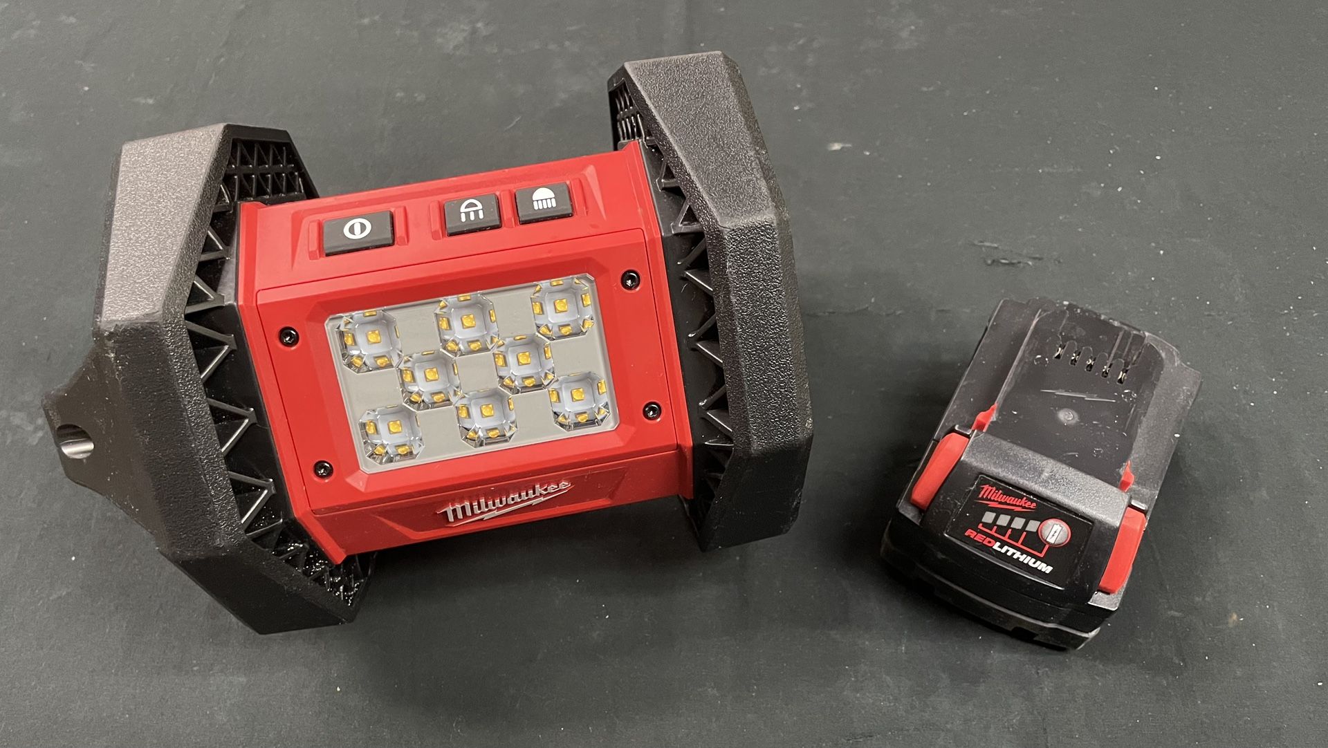 Milwaukee 18V LED Flood Light w/5Ah Battery Only