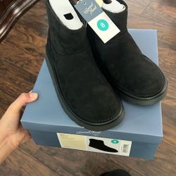 New  Universal Thread Boots 