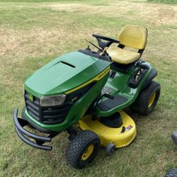 John Deere Riding Lawnmower 
