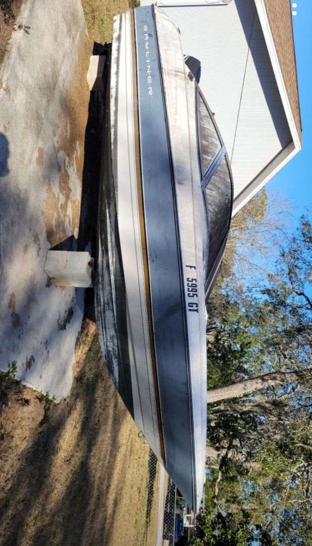 1989 Bayliner Capri Cuddy Cabin