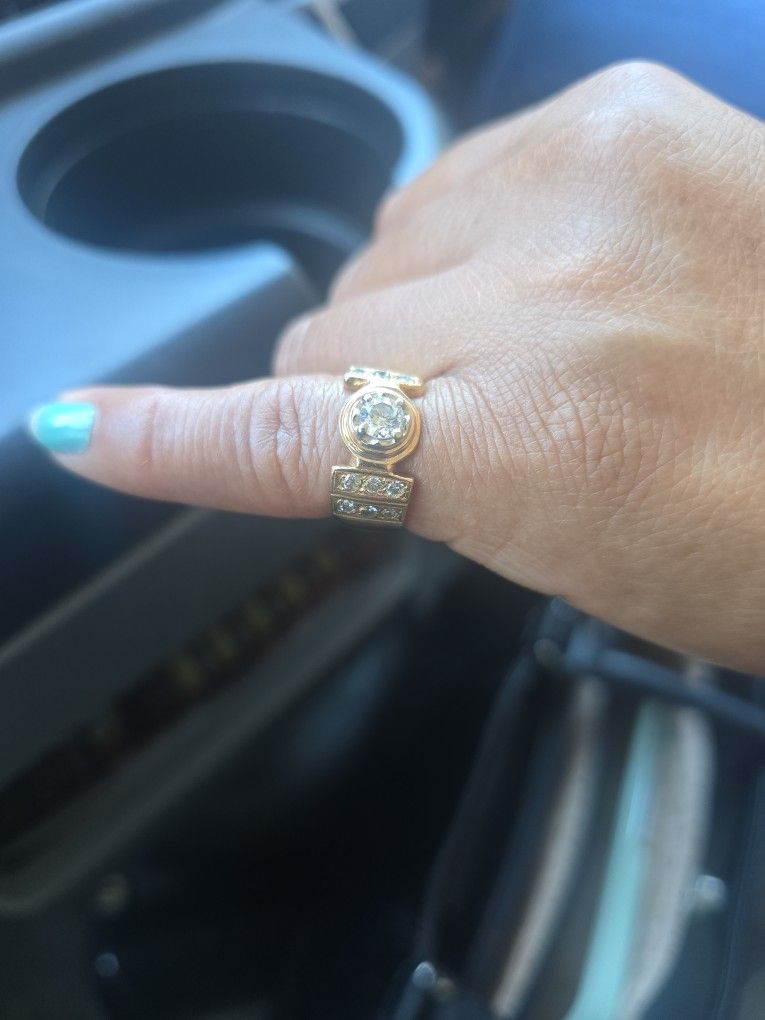 Gold & Diamond Ring.