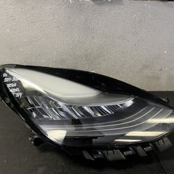 2017-2018-2019-2020 TESLA MODEL 3/Y RIGHT HEADLIGHT OEM USED
