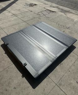 24-26 Toyota Tacoma 5ft Bed Size Flush/Low Profile Trifold Hard Top Bed Cover