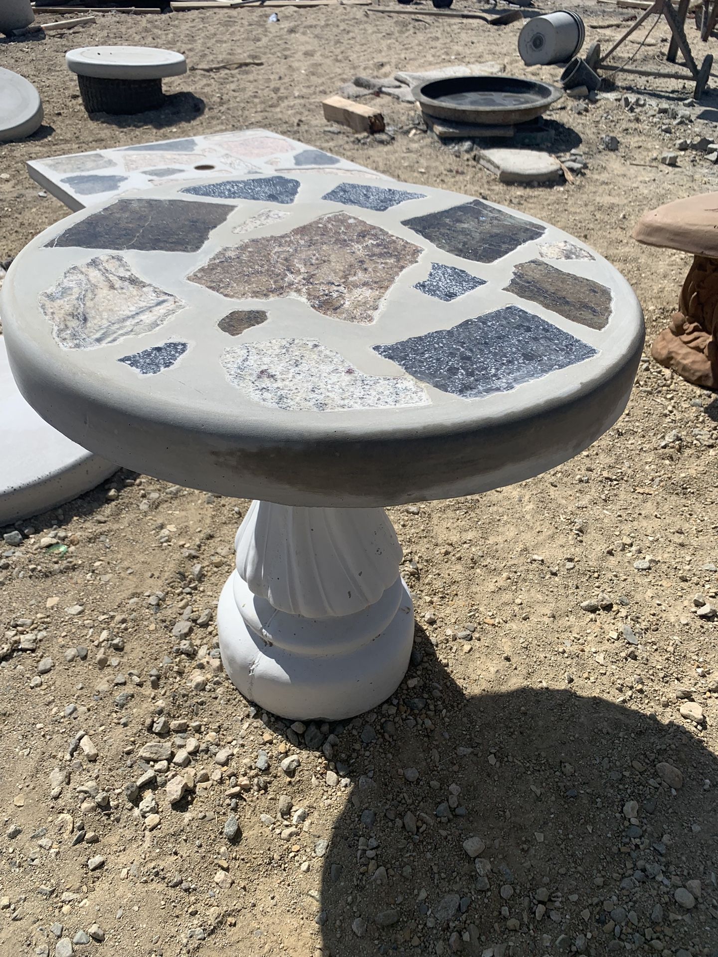small table with ceramics / Pequeña Mesa Con Bando