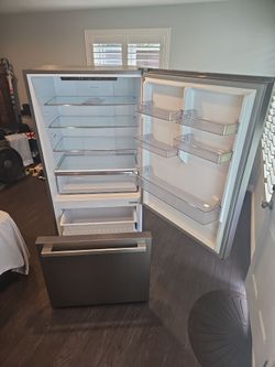 26 cf Hisense Refrigerator