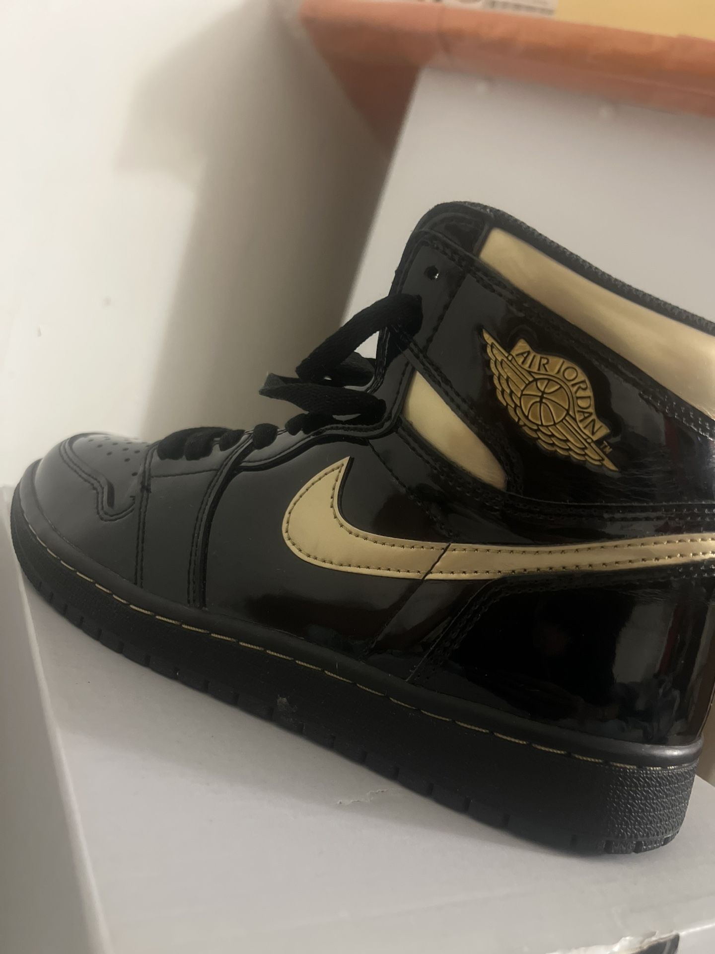 Jordan 1 Retro High Black Metallic Gold