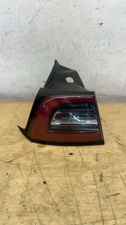 2017 to 2023 Tesla model 3 and Y drive side taillight