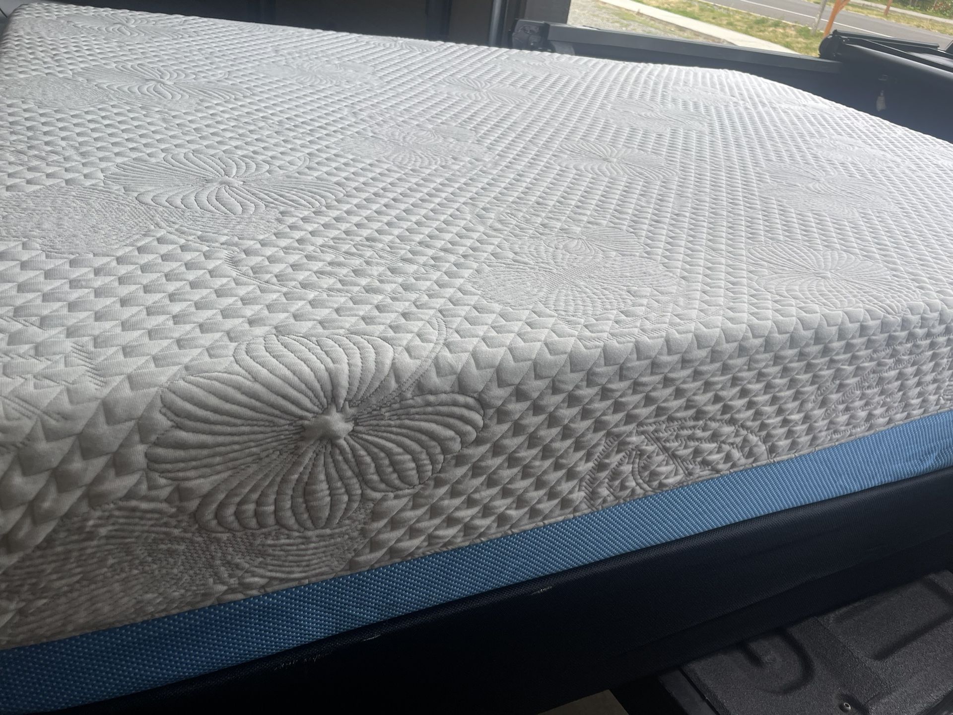 Full Size Memory Foam Mattress and Box Spring *Delivery Available*