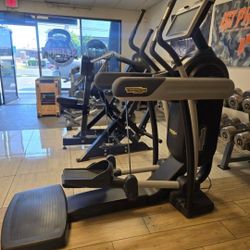 Technogym Elliptical Commercial Gym Equipment Cardio Workout Exercise Fitness Machine