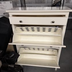 Hallway leaning shoe storage