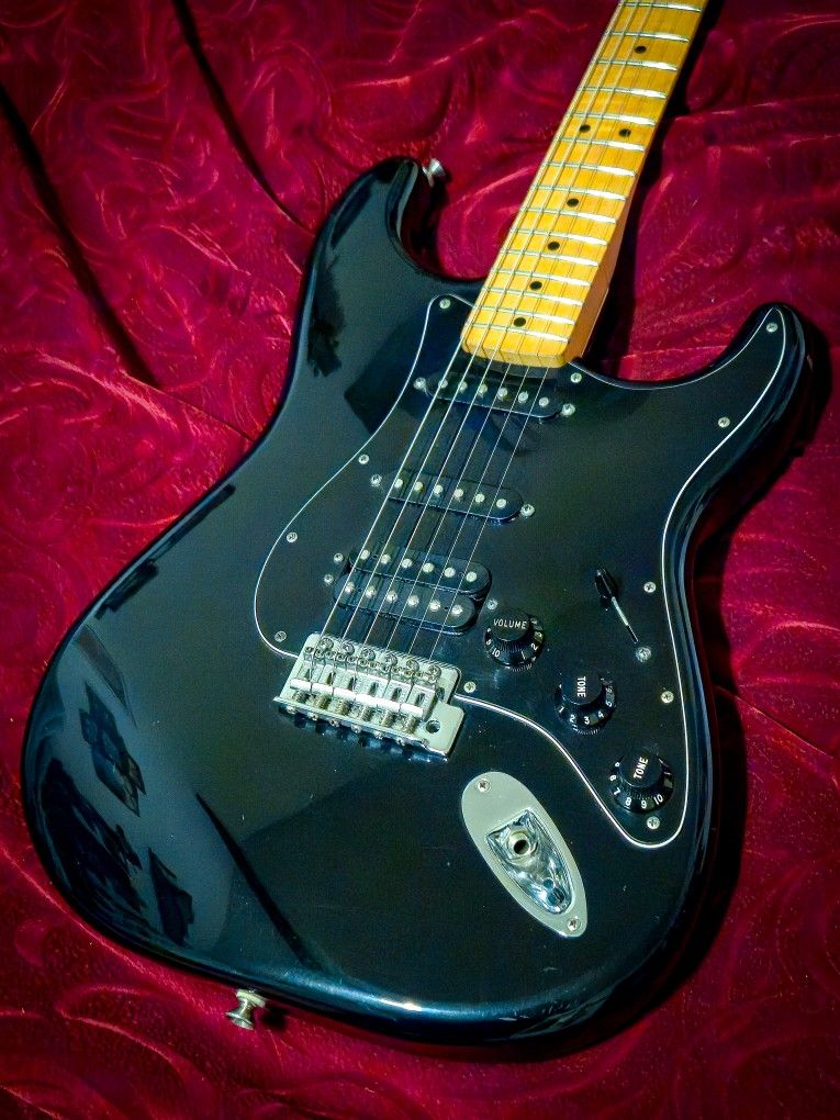 Fender Special Edition Standard Stratocaster HSS Maple Fingerboard Black Electric Guitar