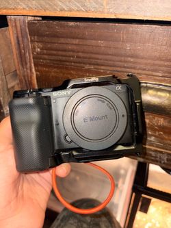 Sony zve10 with cage and 3 batteries