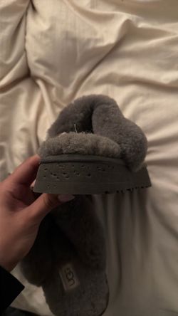 UGG Slippers Women’s Size 9