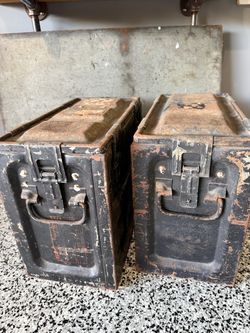 Up for sale is an exceptional piece of vintage barware history: an original Moosehead Canadian Lager wooden shipping crate, complete with its rare, au