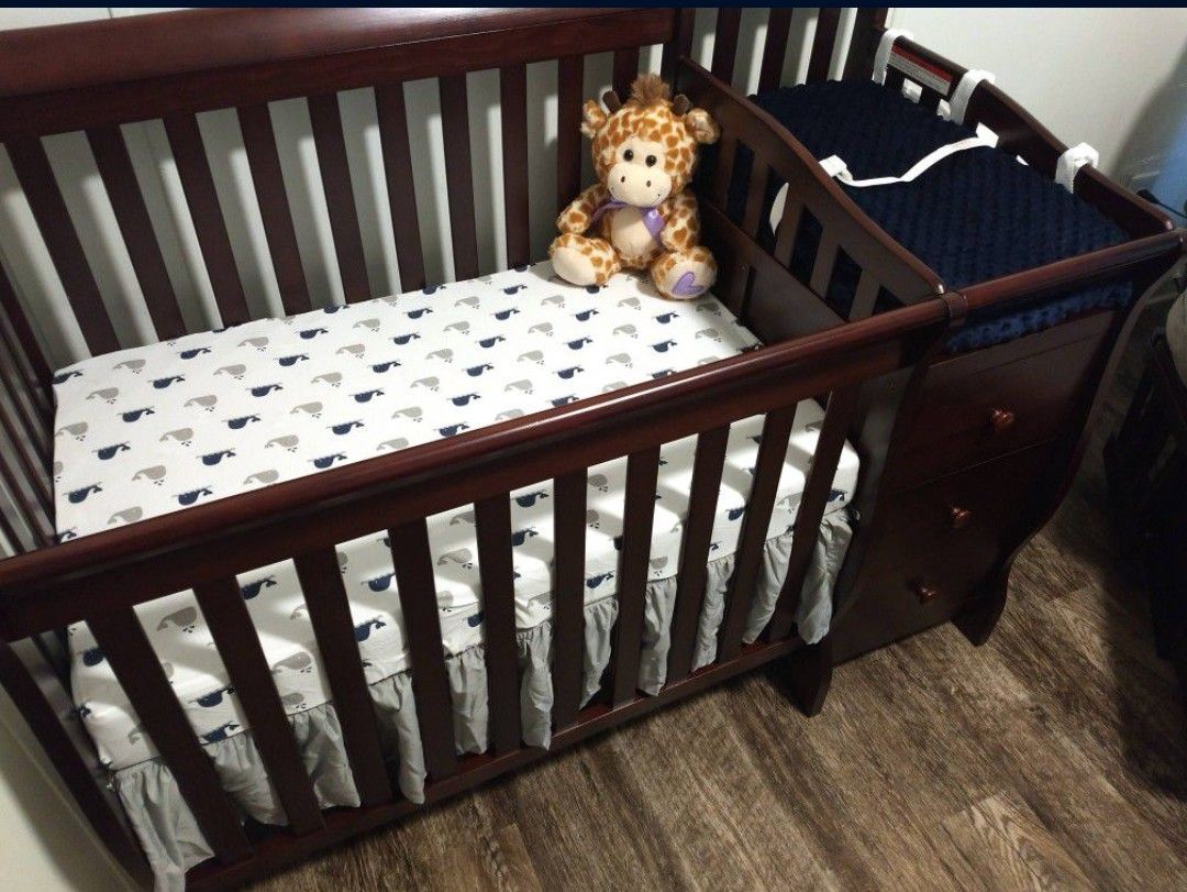 Dream On Me 4-1 Convertible Mini Crib + Changing table (Mattress INCLUDED)