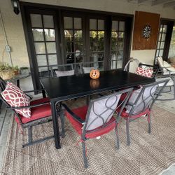 Outdoor Patio Table And 6 Matching Chairs And Cushions